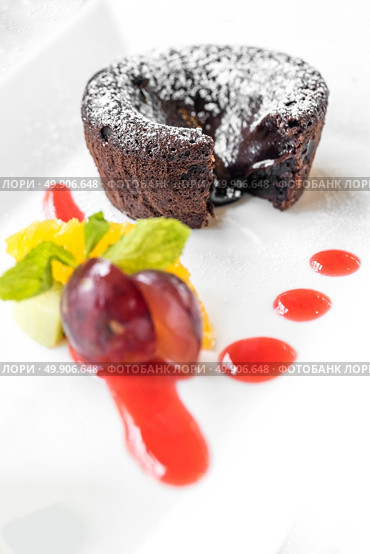 Chocolate fondant lava cake with Icecream and fresh fruit. Стоковое фото, агентство Ingram Publishing / Фотобанк Лори
