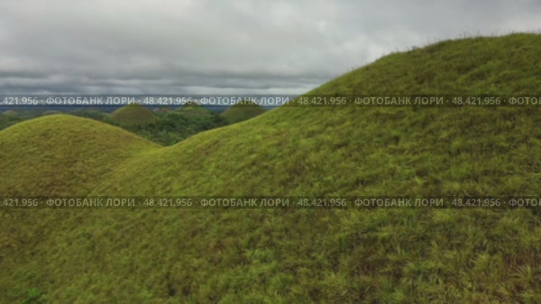 Chocolate hills on Bohol island Philippines. Стоковое видео, видеограф Михаил Коханчиков / Фотобанк Лори