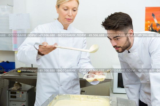 chocolatier making white chocolate molding. Стоковое фото, агентство Ingram Publishing / Фотобанк Лори