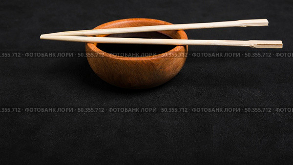 chopsticks soya sauce wooden bowl black backdrop. Стоковое фото, агентство Ingram Publishing / Фотобанк Лори