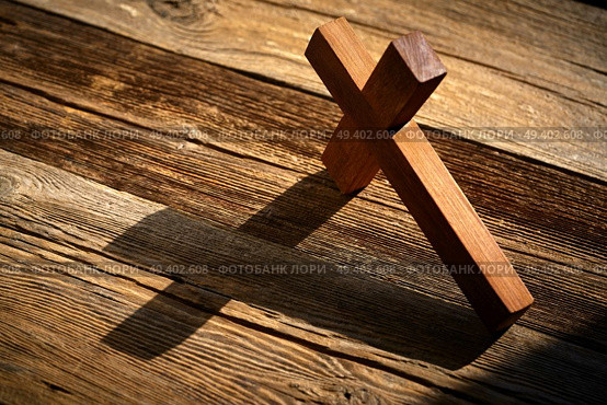 Christian cross on wood over wooden background vintage with shadows. Стоковое фото, агентство Ingram Publishing / Фотобанк Лори