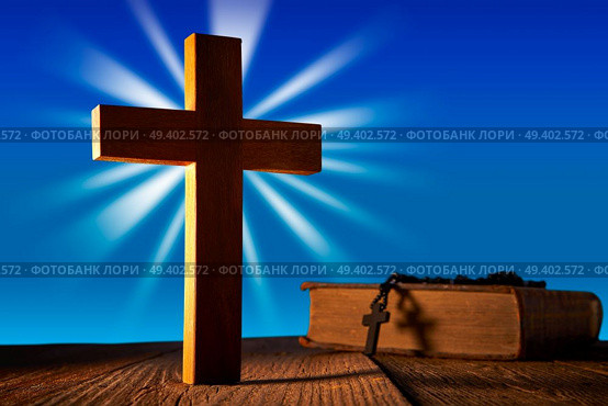 Christian wood cross on blue sky wooden made with Bible and rosary beads. Стоковое фото, агентство Ingram Publishing / Фотобанк Лори