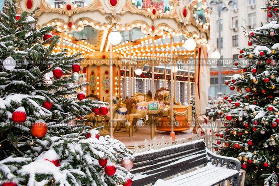 Christmas decoration of the streets in classic red and green tones. Beautiful festive landscapes in Moscow on Tverskaya street. Decorated Christmas trees. (2018 год). Стоковое фото, фотограф Photojuli / Фотобанк Лори