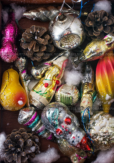 Christmas decorations in the old wooden box. Стоковое фото, агентство Ingram Publishing / Фотобанк Лори