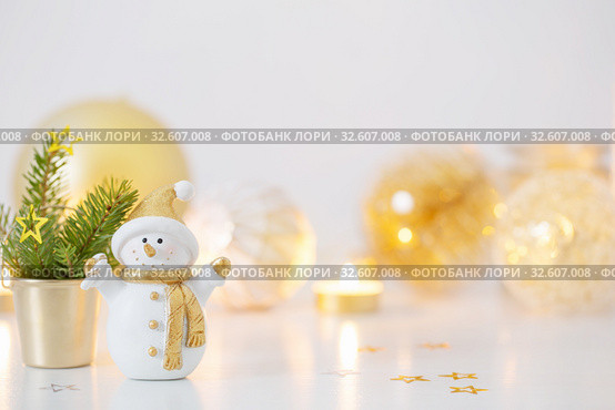 Christmas decorations with little ceramic snowman. Стоковое фото, фотограф Майя Крученкова / Фотобанк Лори