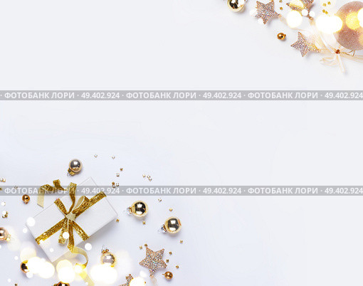 Christmas flat lay scene with git box with golden bow knot. Christmas flat lay scene with golden decorations. Стоковое фото, агентство Ingram Publishing / Фотобанк Лори