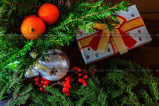 Christmas gift with spruce branches. Стоковое фото, фотограф Галина Царькова / Фотобанк Лори