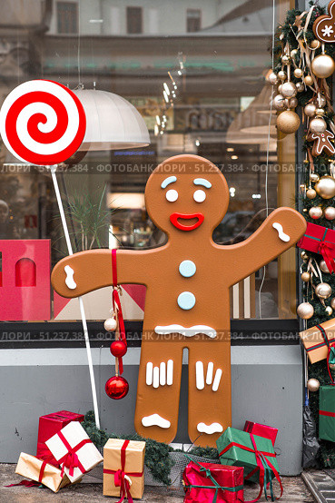Christmas gingerbread with lollipops at the entrance to the cafe. Delicious gingerbread in the street decoration. Decoration and decor of the streets of Moscow. Christmas postcard 2026. Стоковое фото, фотограф Photojuli / Фотобанк Лори