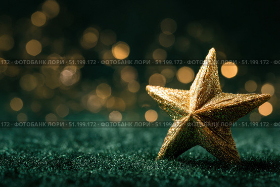 Christmas Golden star, shiny shimmering against a dark green background and bokeh lights. Abstract festive atmosphere for special events. Joyous vibe. Star-shaped gold decoration. Elegant night banner. Стоковое AI-изображение, AI-художник Марина Демидюк / Фотобанк Лори