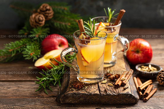 Christmas mulled apple cider with cinnamon and anise, traditional winter warming hot drink, beverage or cocktail. Стоковое фото, агентство Ingram Publishing / Фотобанк Лори