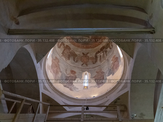 Church of the Transfiguration of the Savior, central part of the temple, painting of the dome, stairs up to the gallery (2020 год). Стоковое фото, фотограф Олег Иванов / Фотобанк Лори
