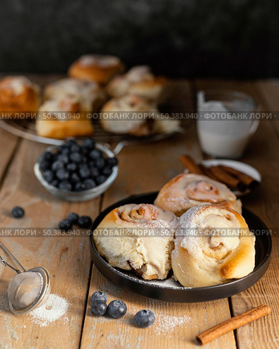cinnamon rolls blueberries high angle. Стоковое фото, агентство Ingram Publishing / Фотобанк Лори