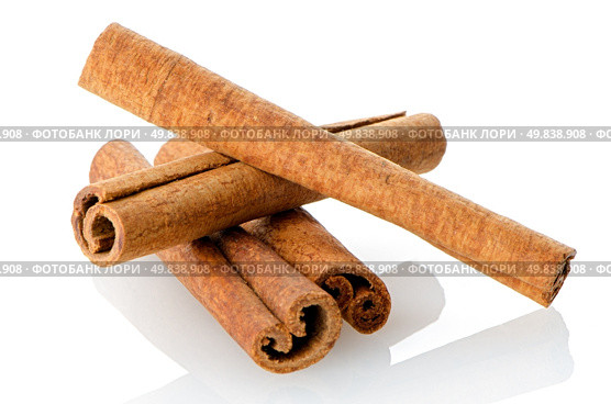 Cinnamon sticks on white reflective background. Стоковое фото, агентство Ingram Publishing / Фотобанк Лори