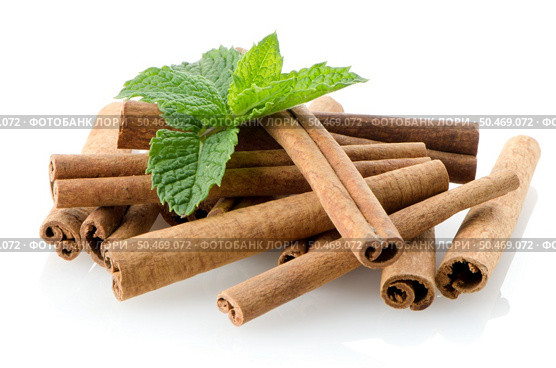Cinnamon sticks on white reflective background. Стоковое фото, агентство Ingram Publishing / Фотобанк Лори