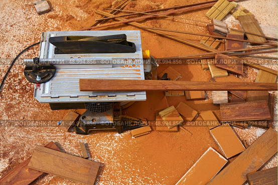Circular table saw carpenter tool and sawdust in deck installation. Стоковое фото, агентство Ingram Publishing / Фотобанк Лори