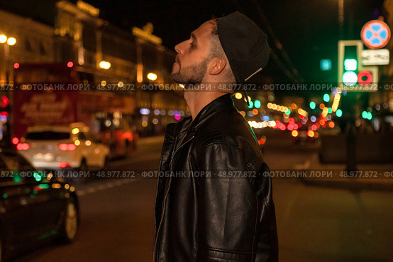 City Lights and Contemplation A Young Man Gaze Upward at Night in London. Стоковое фото, фотограф Aleksandr Golubev / Фотобанк Лори