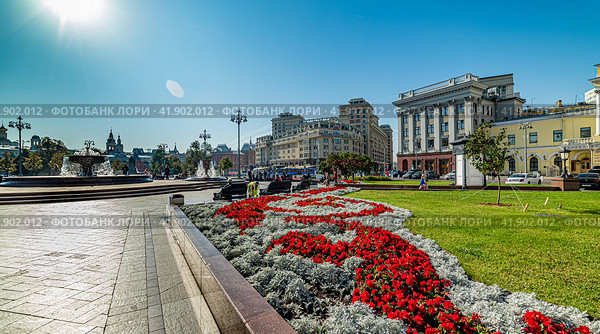 City the Moscow .Theater Square, Moscow morning at the fountain.Russia.2020. Редакционное фото, фотограф Виктор Сарафинчан / Фотобанк Лори