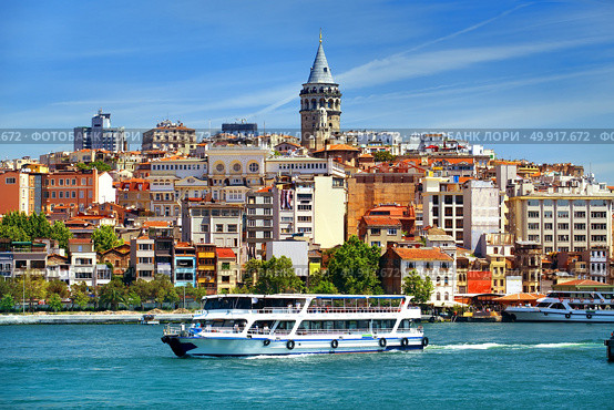 Cityscape of Istanbul with the view on Galata Tower and boats in Golden Horn bay, Turkey. Стоковое фото, агентство Ingram Publishing / Фотобанк Лори