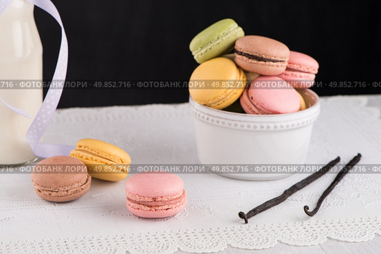Classic Macarons with Raspberry, Coffee, Chocolate and Pistachios Filled with Cream, French Pastry. Стоковое фото, агентство Ingram Publishing / Фотобанк Лори
