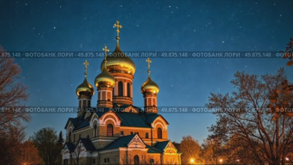 Classic white Orthodox church with golden domes surrounded by bare trees in a foggy park. Peaceful and serene atmospheric scenery, autumn night vibes. Стоковое AI-видео, аниматор Sergey Grishin / Фотобанк Лори