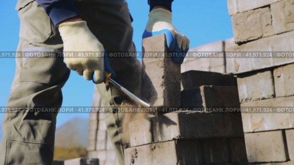 Cleaning concrete bricks with a metal brush. Preparatory work for laying paving slabs. Стоковое видео, видеограф Дмитрий Кобзев / Фотобанк Лори