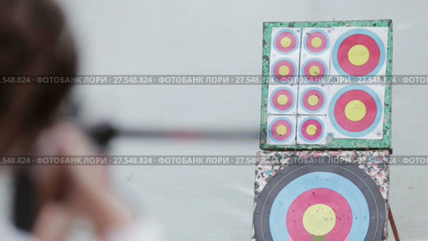 Close up beautiful woman aims a crossbow at a target. Стоковое видео, видеограф Roman Larchikov / Фотобанк Лори