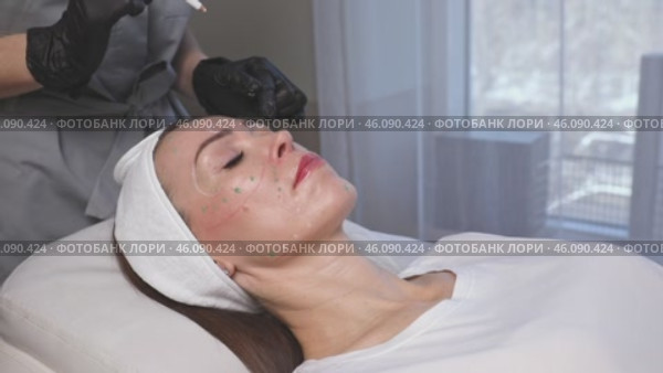 Close-up. Before the procedure for facial contouring or plastic surgery, the cosmetologist makes markings on the patient face. Time to prepare for a cosmetic procedure. Footage. Стоковое видео, видеограф Ирина Михайличенко / Фотобанк Лори