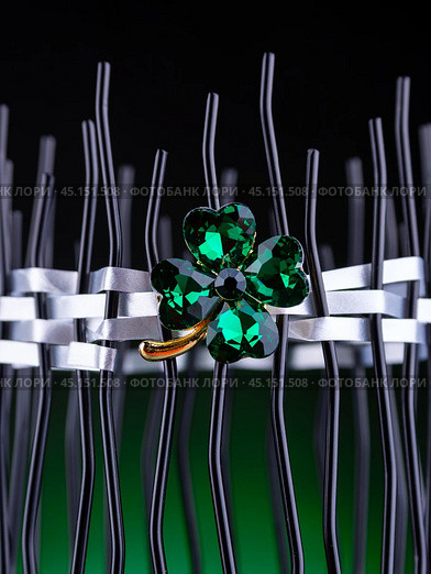 Close-up bright green beautiful clover brooch in crystals on dark background. Стоковое фото, фотограф Виталий Сова / Фотобанк Лори