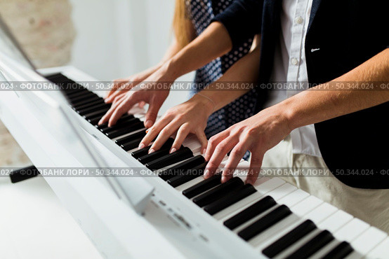 close up couple s hand playing piano keyboard. Стоковое фото, агентство Ingram Publishing / Фотобанк Лори