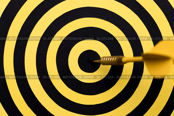 close up dartboard center with arrow. Стоковое фото, агентство Ingram Publishing / Фотобанк Лори