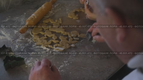Close-up, elderly pensioner's hands making gingerbread cookies. Стоковое видео, видеограф Терехова Марина / Фотобанк Лори