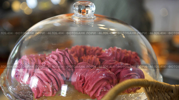 Close up for pink meringue cakes under the glass loche at french cafe patisserie, food concept. Стоковое фото, фотограф David Kashakhi / Фотобанк Лори