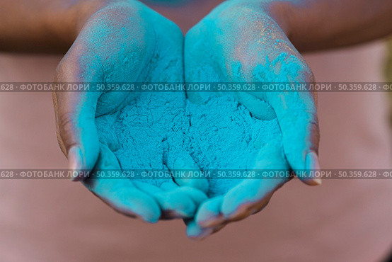 close up hands holding blue powder. Стоковое фото, агентство Ingram Publishing / Фотобанк Лори