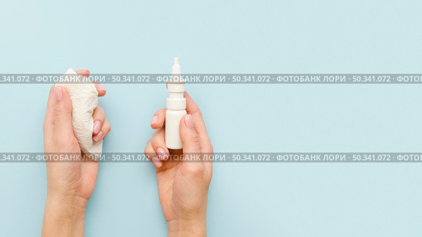 close up hands holding nasal spray. Стоковое фото, агентство Ingram Publishing / Фотобанк Лори