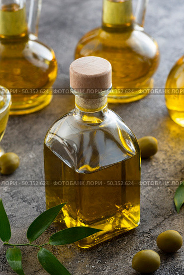 close up high view filled with olive oil. Стоковое фото, агентство Ingram Publishing / Фотобанк Лори