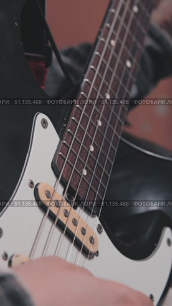 Close-up of a guitarist's hand playing an electric guitar. Slow motion. Passion of music making in home studio. Стоковое видео, видеограф Воловодов Владимир / Фотобанк Лори