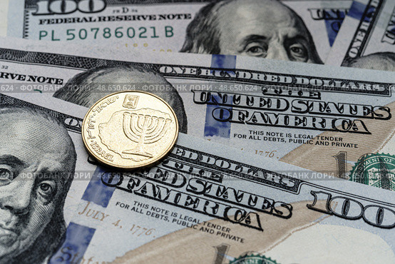 Close-up of a Israel shekel coin on US 100 dollar bills in focus. Стоковое фото, фотограф Емельянов Евгений Викторович / Фотобанк Лори