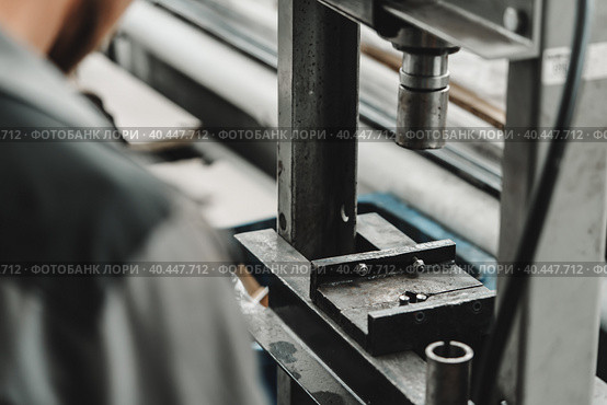 Close up of automechanic changing the silent block in the hydraulic press in the car service. Стоковое фото, фотограф Сергей Толмачёв / Фотобанк Лори