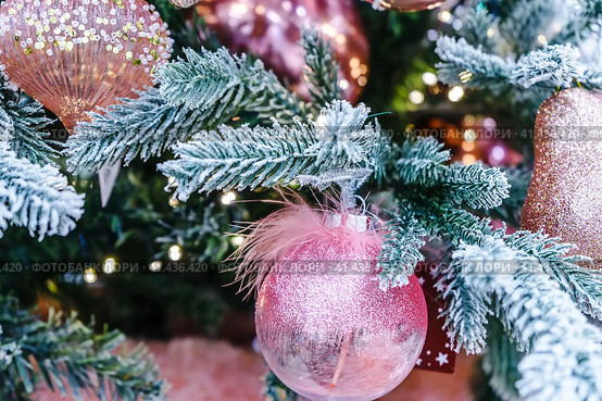 Close up of Christmas tree decorated by pink balloons. Стоковое фото, фотограф Галина Царькова / Фотобанк Лори