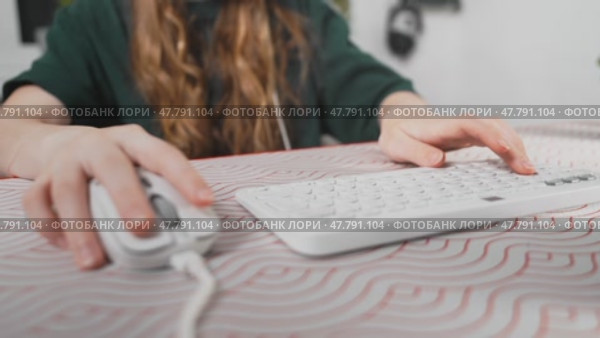 Close-up of gamer girl hand on wired mouse during online gameplay. Image shows focus, accuracy and fast reaction in modern gaming, with clean setup and tech details. Стоковое видео, видеограф Енваев Андрей / Фотобанк Лори