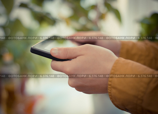 Close up of male hand using digital tablet. Стоковое фото, агентство Ingram Publishing / Фотобанк Лори
