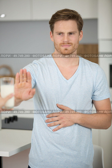 close-up of man refusing glass of milk. Стоковое фото, агентство Ingram Publishing / Фотобанк Лори