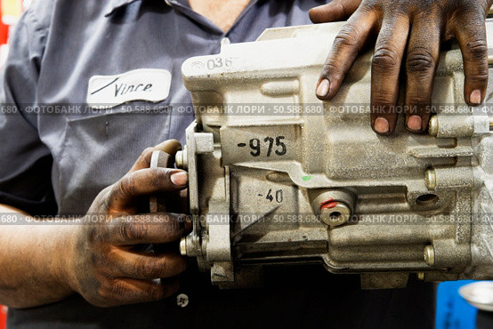 Close up of mechanic working. 24321105. Стоковое фото, агентство Ingram Publishing / Фотобанк Лори
