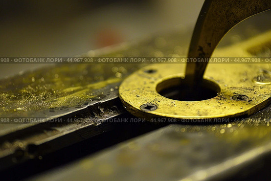 Close up of metal worker using divider calipers on metal plate. Стоковое AI-изображение, AI-художник Иван Рябоконь / Фотобанк Лори
