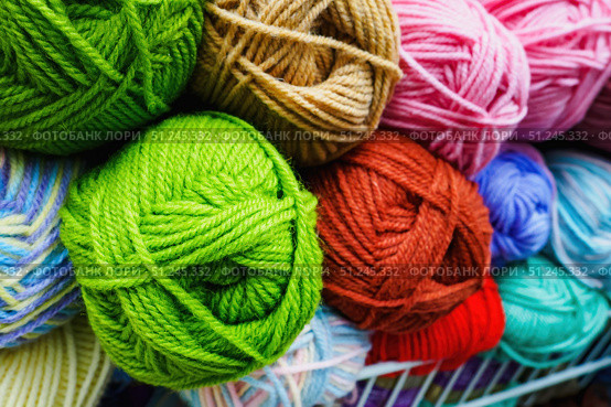 Close-up of various color tangles wool yarn for knitting, selective focus. Стоковое фото, фотограф Зарифа Арсланова / Фотобанк Лори
