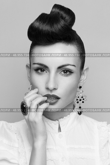 Close Up of vintage styling model with makeup and updo. accessories. Red lips. White lacy shirt. Стоковое фото, агентство Ingram Publishing / Фотобанк Лори