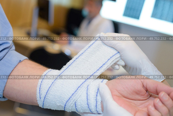 close up of wrapping the fractured arm. Стоковое фото, агентство Ingram Publishing / Фотобанк Лори
