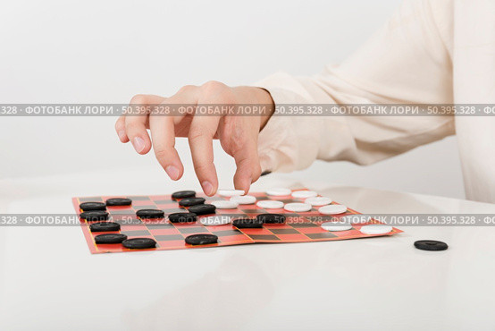 close up person playing checkers. Стоковое фото, агентство Ingram Publishing / Фотобанк Лори