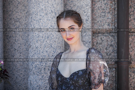 Close up portrait of a young beautiful brunette girl. Стоковое фото, фотограф Андрей Аркуша / Фотобанк Лори