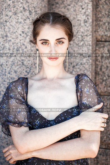 Close up portrait of a young brunette girl, summer park outdoors. Стоковое фото, фотограф Андрей Аркуша / Фотобанк Лори